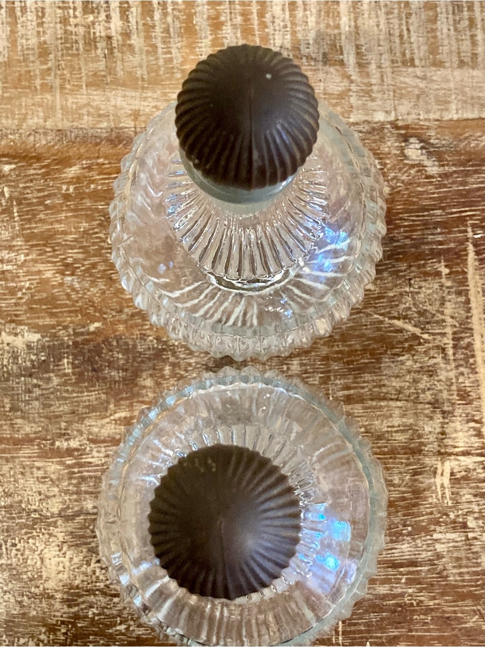 2 Vintage Ribbed Glass Decanters Vanity Bottles with Round Plastic Lids JPI NYC - Picture 4 of 12